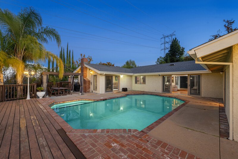 Casa con alberca en el atardecer