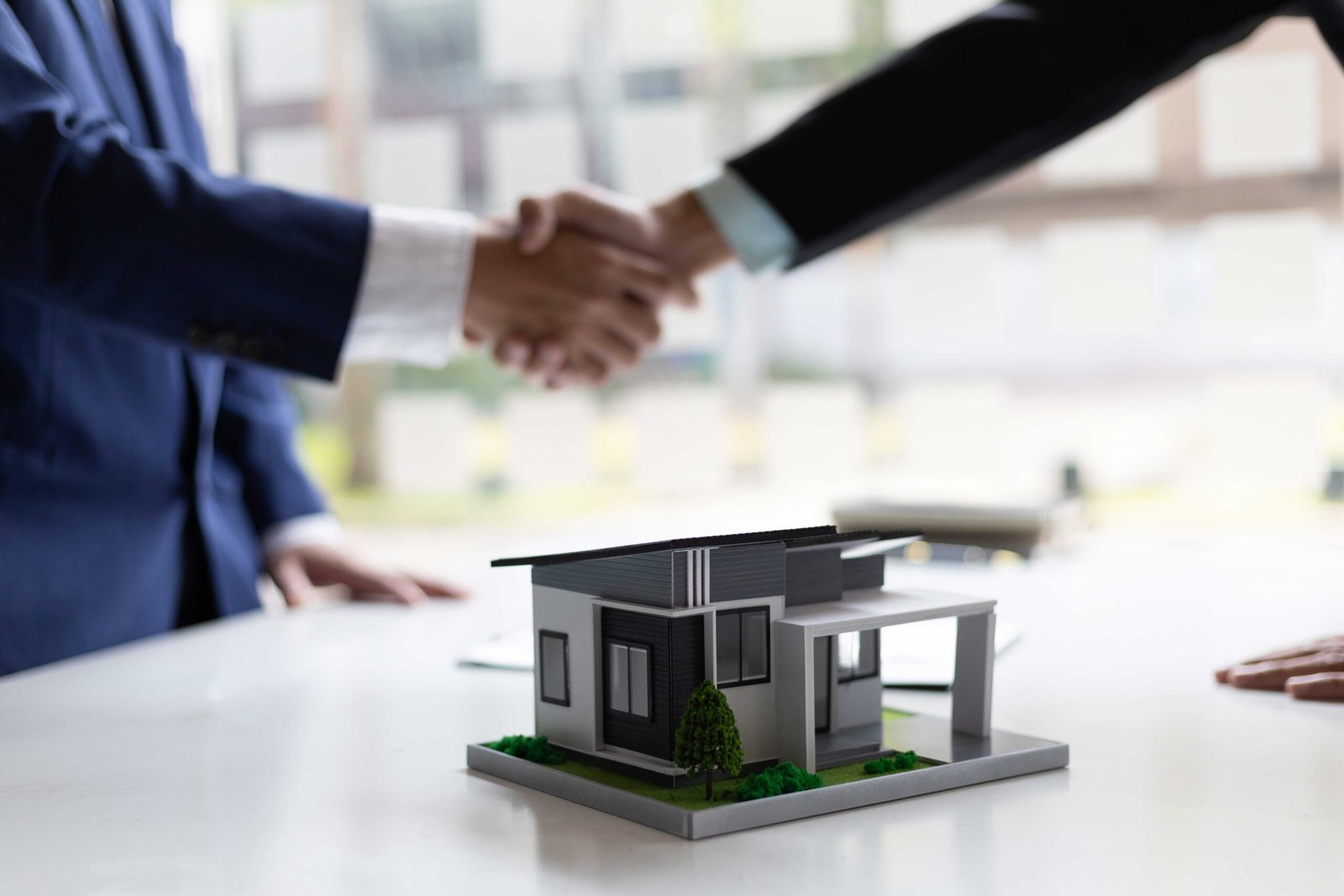 Hombres estrechando la mano después de hacer un contrato